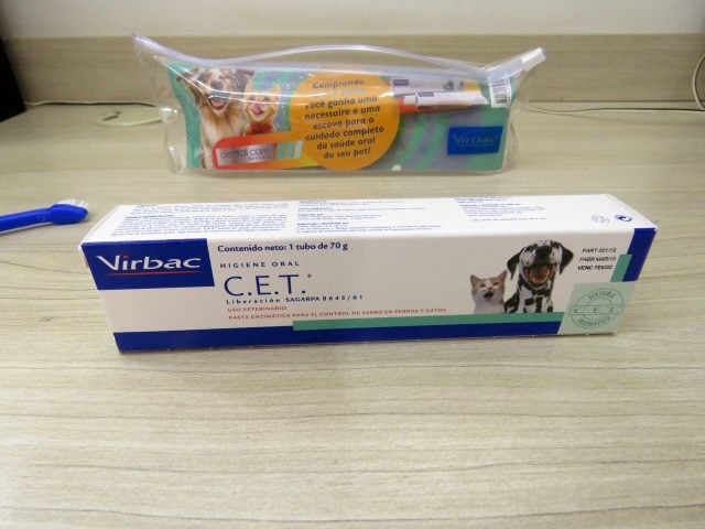 Pasta Dental Enzimática C.E.T Virbac para cães e gatos - 70g, acompanhada da escova e da necessaire.