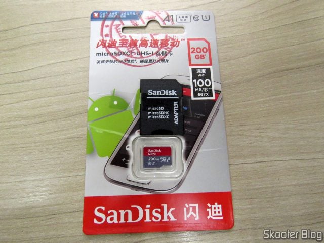 Cartão microSDXC Sandisk Ultra 200GB, em sua embalagem.