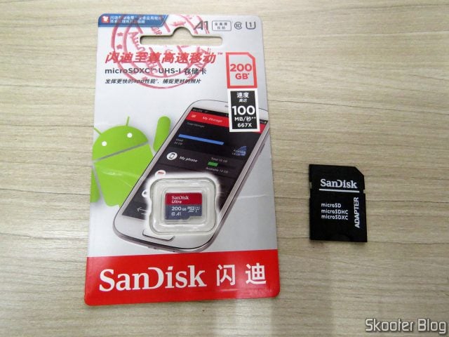 Cartão microSDXC Sandisk Ultra 200GB, em sua embalagem, e adaptador.