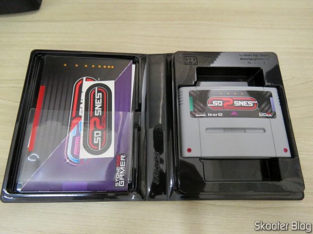 SD2SNES Pro Deluxe em sua embalagem.