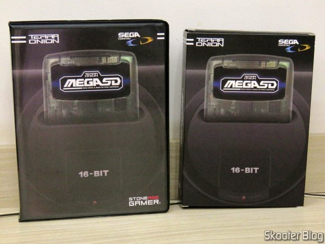 As duas caixinhas do Terraonion MegaSD: a bitbox da Stone Age Gamer, e a original de papelão.