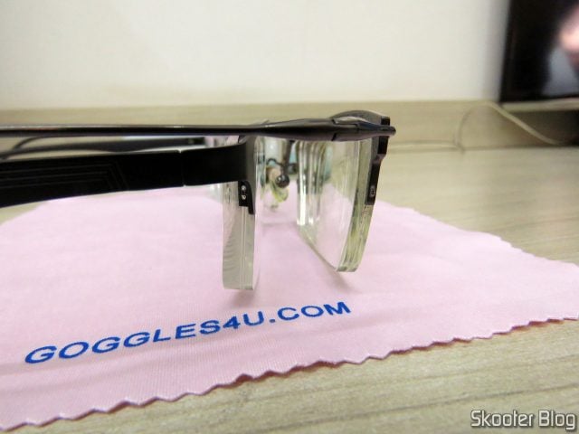 Óculos de Grau com Lentes Fotocromáticas, comparando a espessura da lente com o óculos anterior, com lentes de alto índice (1.67).