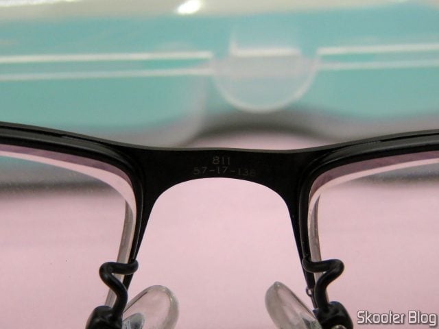 Óculos de Grau com Lentes Fotocromáticas, em detalhe com as medidas de largura, lentes e hastes, gravadas na armação.