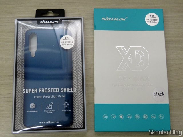 Capa para Xiaomi Mi 9 Nillkin Frosted Shield e Película de Vidro Temperado H+PRO CP XD, em suas respectivas embalagens.