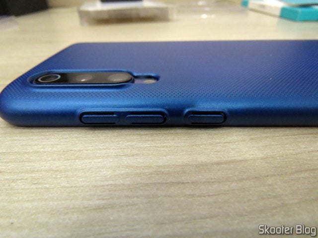 Capa para Xiaomi Mi 9 Nillkin Frosted Shield, instalada no meu Xiaomi Mi 9.