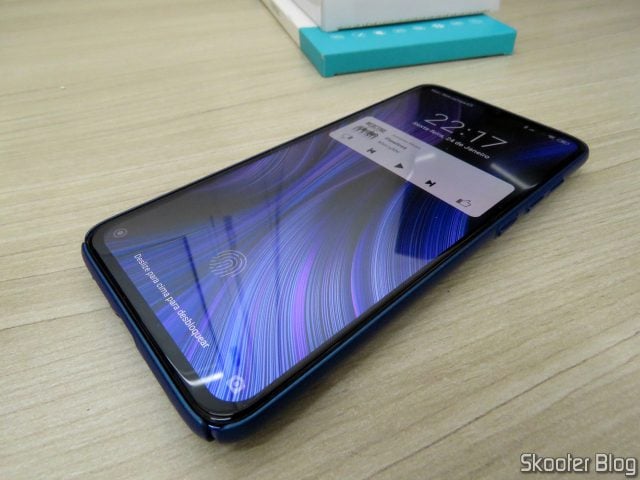Capa para Xiaomi Mi 9 Nillkin Frosted Shield e Película de Vidro Temperado H+PRO CP XD, instaladas no meu Xiaomi Mi 9