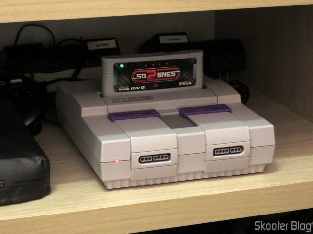 SD2SNES Pro Deluxe em funcionamento no Super Nintendo.