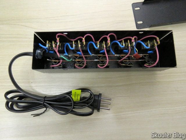 Filtro de Linha com Disjuntores Rearmáveis Individuais Force Line, por dentro.