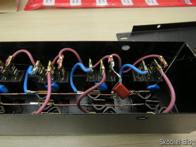 Filtro de Linha com Disjuntores Rearmáveis Individuais Force Line, por dentro.