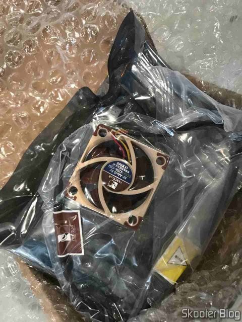 Placa de IO e Cooler Noctua NF-A4X10-FLX 5V, em foto tirada pela Envios Diretos.
