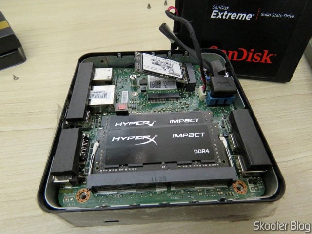 SSD m.2 2242 KingSpec 1TB NGFF sendo instalado no MSI Cubi 2.