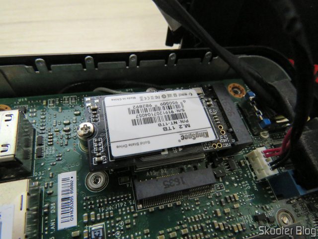SSD m.2 2242 KingSpec 1TB NGFF sendo instalado no MSI Cubi 2.
