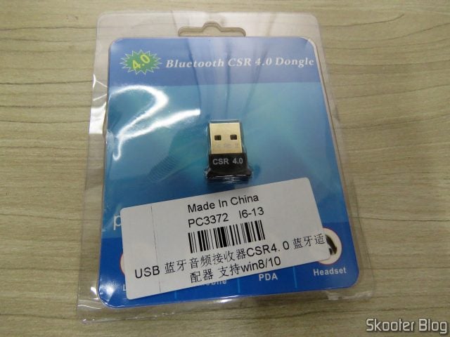 Mini Adaptador USB Bluetooth v4.0 CSR Dongle, em sua embalagem.