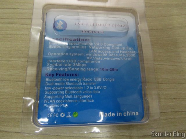 Mini Adaptador USB Bluetooth v4.0 CSR Dongle, em sua embalagem.