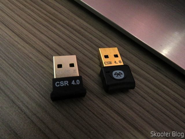 Mini Adaptador USB Bluetooth v4.0 CSR Dongle, ao lado do dongle que adquiri no Brasil.