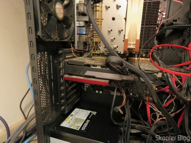 Abrindo o PC para remover a placa de vídeo antiga.