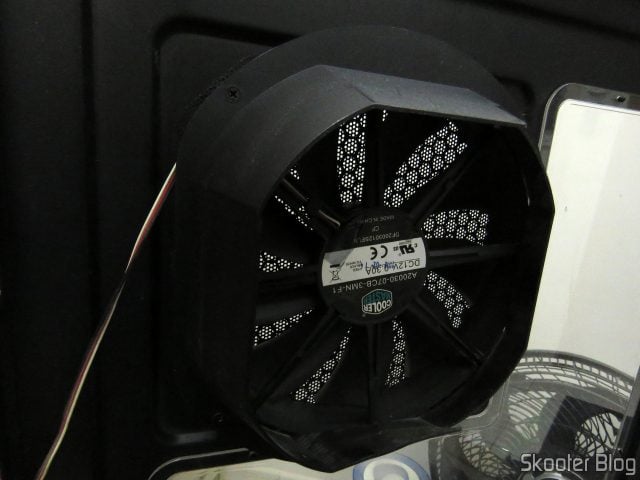Ventilador na lateral do gabinete, com acessório para direcionar o vento que precisou ser removido.