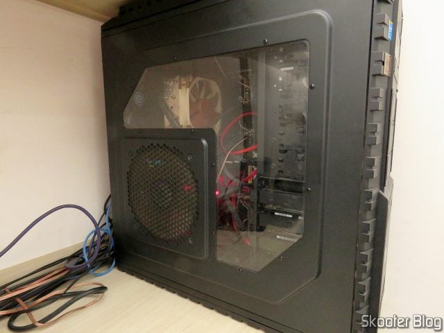 Placa de Vídeo MSI Gaming GeForce RTX 2060 Super 8GB, em funcionamento, com o gabinete fechado.