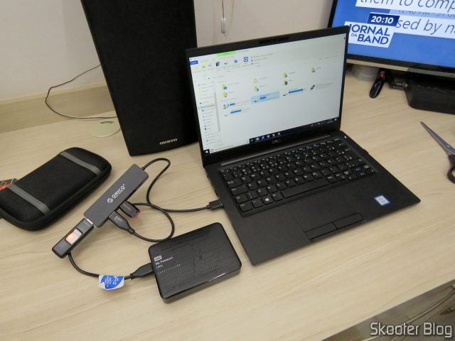 Hub USB 3.0 Orico WH4P1, em funcionamento.