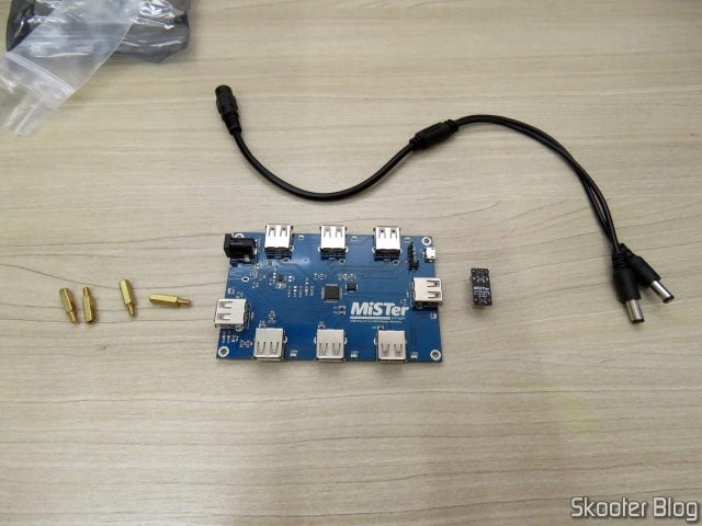 MiSTer USB Hub, ponte, divisor de energia, e suportes.
