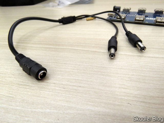 O divisor de energia que acompanha o Hub USB do MiSTer.