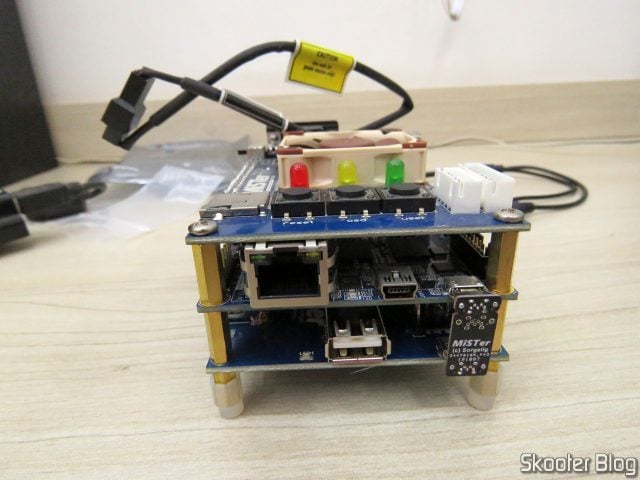 Hub USB instalado no MiSTer, com ponte conectada.