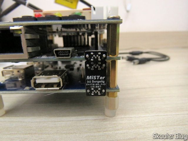 Hub USB instalado no MiSTer, com ponte conectada.