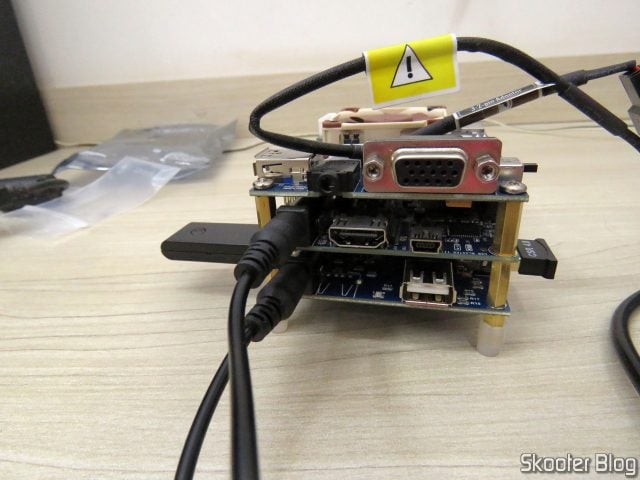 Cabo divisor conectado na DE10-Nano e no Hub USB.