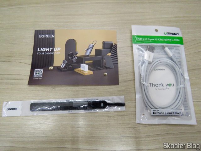 Cabo USB MFi para iPhone Ugreen Carga Rápida 2.4A e Dados, em sua embalagem, com folheto e brinde da Ugreen.