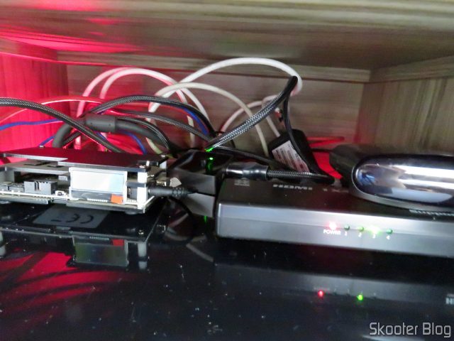 Switch HDMI 2.0 4K Vention Bi-Direcional 2 entradas 1 saída ou 1 entrada 2 saídas, em funcionamento.