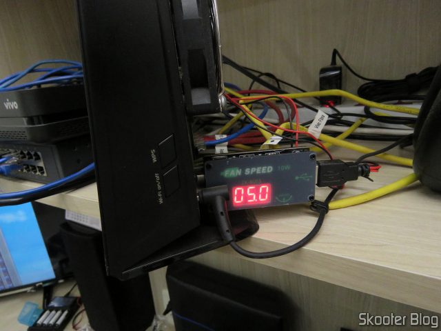 Controlador USB de Velocidade de Ventiladores (Fans) e Dimmer de LEDs ZK-BUFS 10W, em funcionamento.