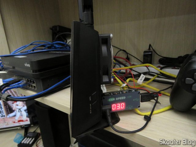 Controlador USB de Velocidade de Ventiladores (Fans) e Dimmer de LEDs ZK-BUFS 10W, em funcionamento.