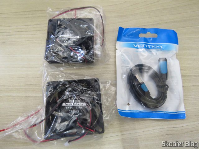 2 Ventiladores (Fans) 70x70x15mm com Rolamentos de Esferas e pacote com o Cabo Extensor USB 3.0 Vention 50cm.os 2 Ventiladores (Fans) 70x70x15mm com Rolamentos de Esferas, e Cabo Extensor USB 3.0 Vention 50cm.os 2 Ventiladores (Fans) 70x70x15mm com Rolamentos de Esferas e do Cabo Extensor USB 3.0 Vention 50cm, em suas respectivas embalagens.