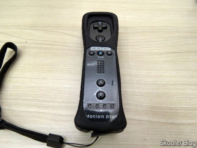 Wii Mote com Motion Plus Embutido, com a capa de silicone.