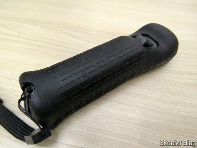 Wii Mote com Motion Plus Embutido, com a capa de silicone.
