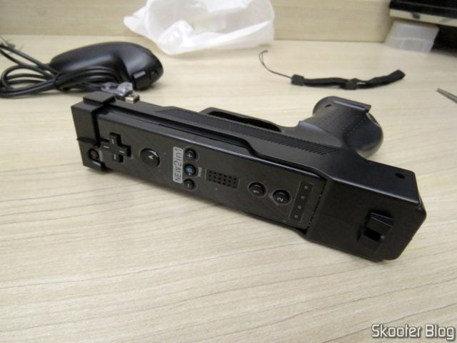 Wii Mote com Motion Plus Embutido, conectado na Pistola.