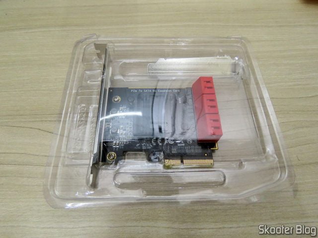 Placa PCI Express 3.0 x4 ZyDAS com 6 portas SATA 6Gbps e Controladora Asmedia ASM1166, em sua embalagem.