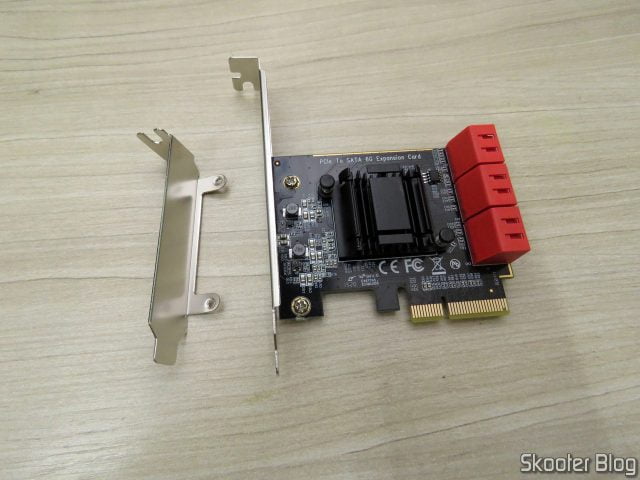 Placa PCI Express 3.0 x4 ZyDAS com 6 portas SATA 6Gbps e Controladora Asmedia ASM1166, e espelho low profile adicional.