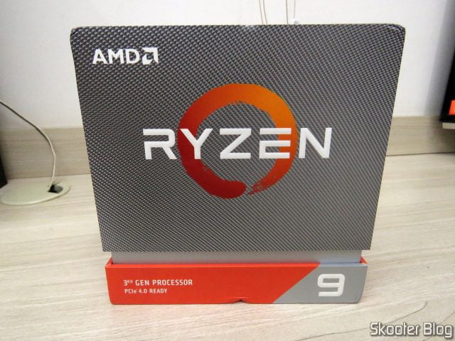 Processador AMD Ryzen 9 3900X 12 núcleos, 24 threads, em sua embalagem.