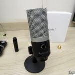 Microfone Fifine Technology K670, em seu pedestal.