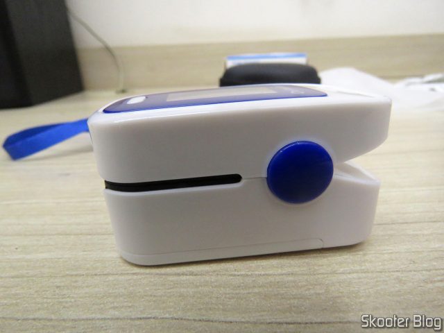 Oxímetro de Dedo OLED em Inglês e Português.
