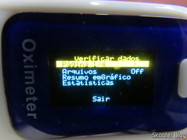 Oxímetro de Dedo OLED em Inglês e Português, em funcionamento.