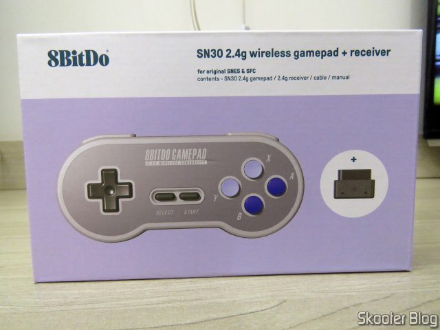 Controlador 8BitDo SN30 Sem Fio 2.4G para Super Nintendo (SNES) Original, em sua embalagem.