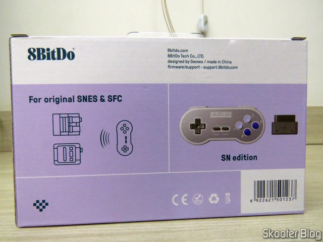 Controlador 8BitDo SN30 Sem Fio 2.4G para Super Nintendo (SNES) Original, em sua embalagem.