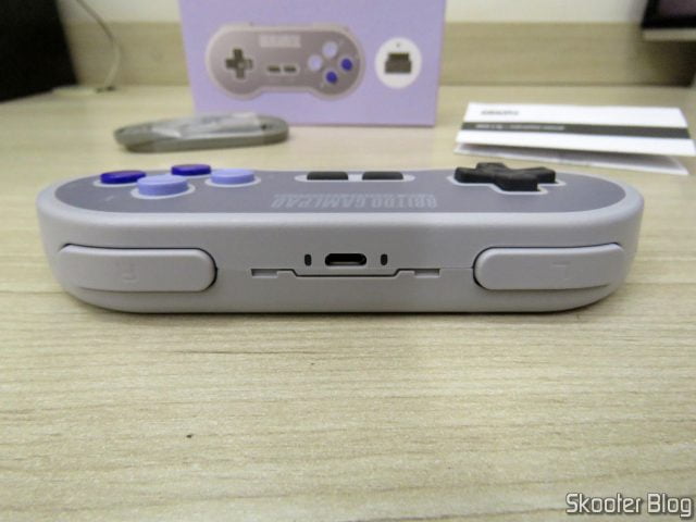 Parte de cima do Controlador 8BitDo SN30 Sem Fio 2.4G para Super Nintendo (SNES) Original.