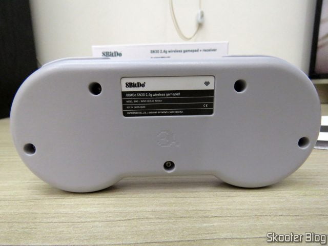 Parte traseira do Controlador 8BitDo SN30 Sem Fio 2.4G para Super Nintendo (SNES) Original.