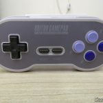 Parte frontal do Controlador 8BitDo SN30 Sem Fio 2.4G para Super Nintendo (SNES) Original.