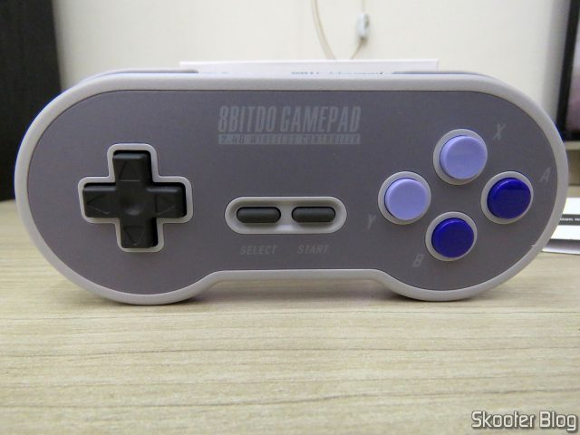Parte frontal do Controlador 8BitDo SN30 Sem Fio 2.4G para Super Nintendo (SNES) Original.