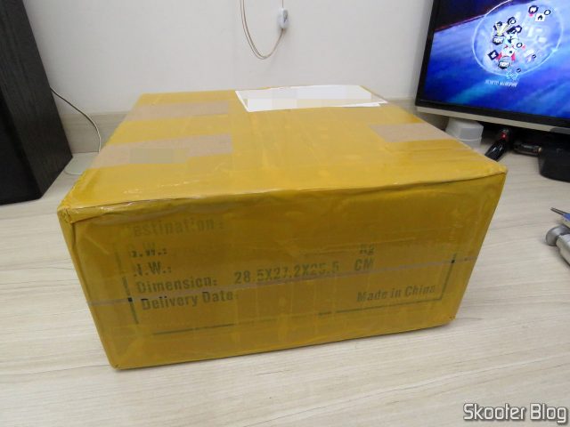 Pacote com o Carregador de Baterias Inteligente SKYRC MC3000.