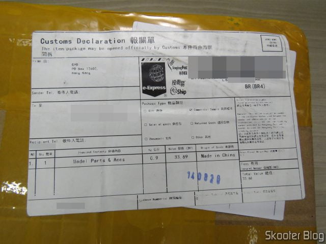 Pacote com o Carregador de Baterias Inteligente SKYRC MC3000.